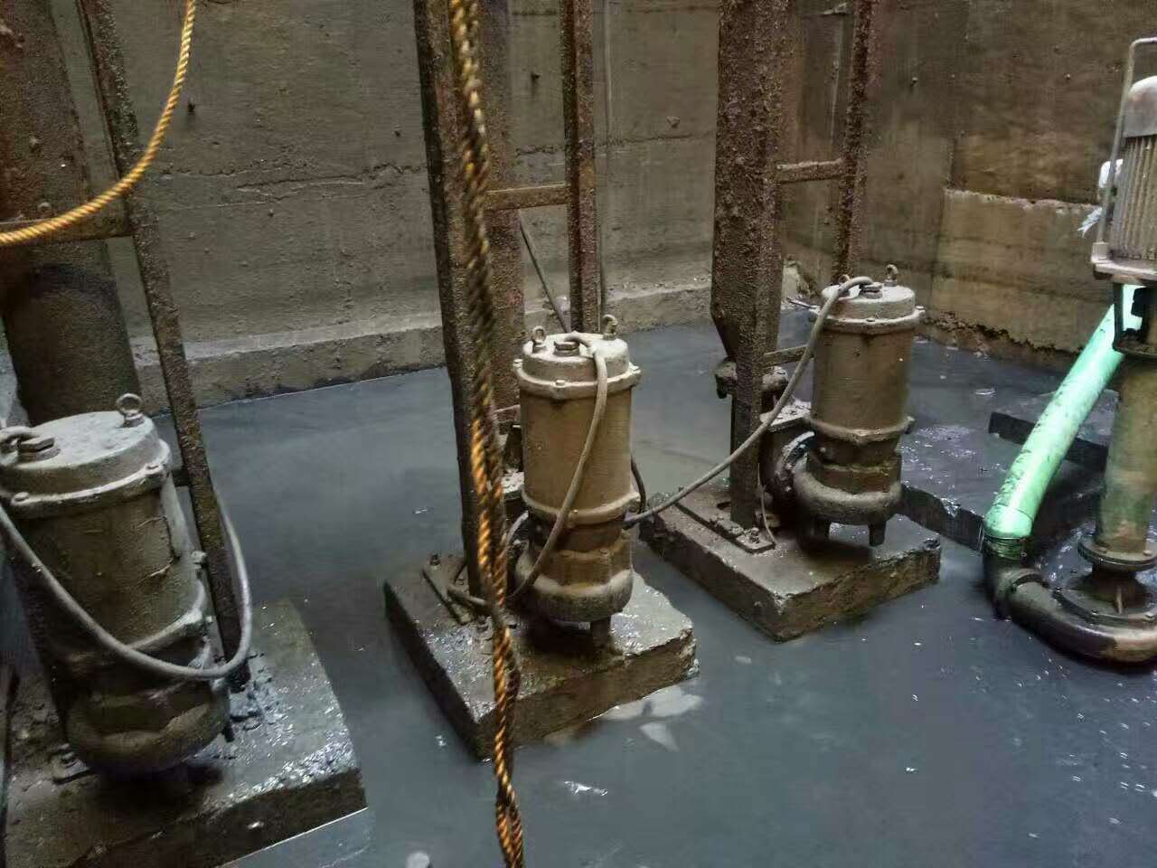 资中污水池清理